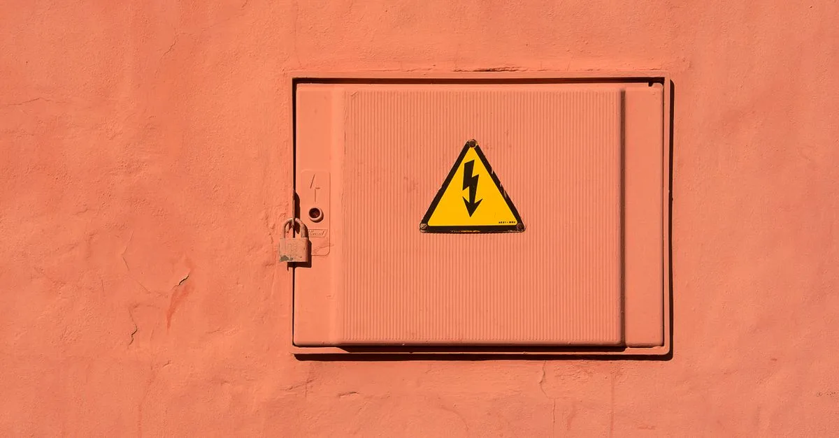 découvrez les niveaux d’habilitation électrique, les règles de sécurité et les exigences à respecter pour intervenir sur des installations électriques.