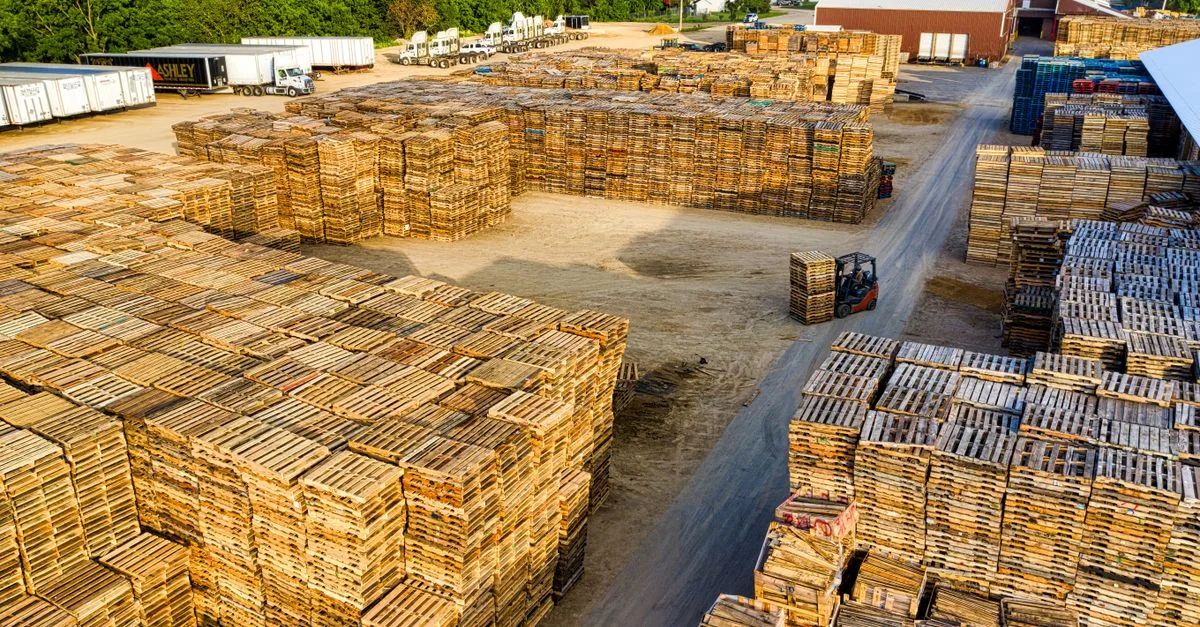 suivez une formation au gerbeur r485 pour apprendre à le conduire en sécurité et obtenir les compétences nécessaires à la manutention des palettes.