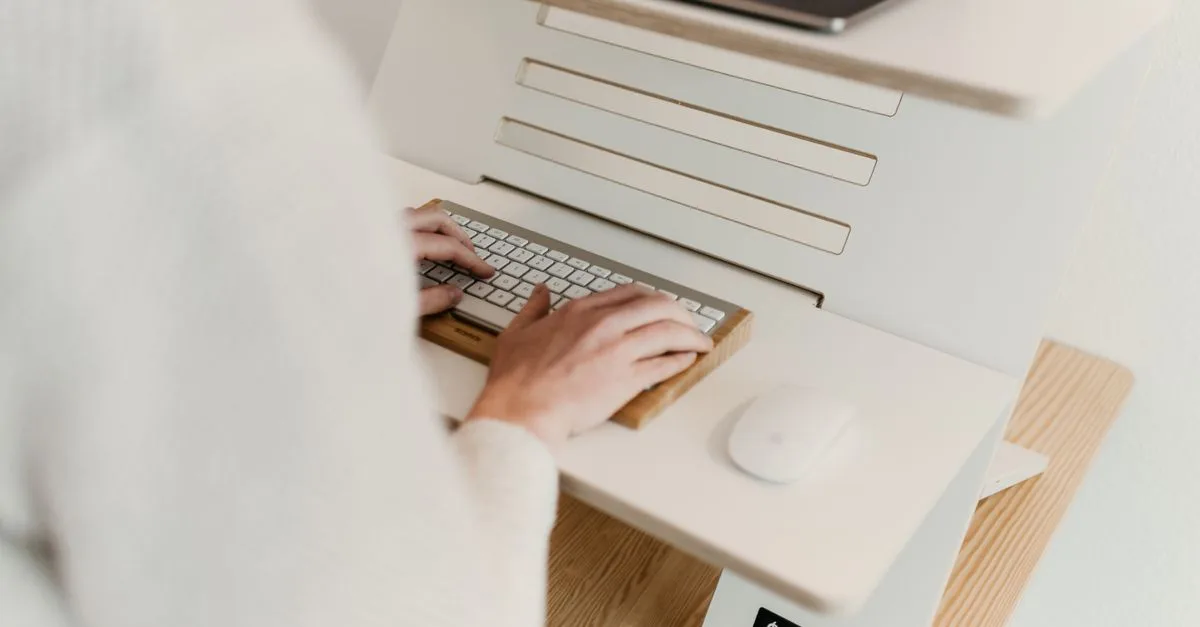 découvrez les principes de l’ergonomie au travail pour aménager votre poste, prévenir les troubles musculosquelettiques et améliorer votre confort au quotidien.
