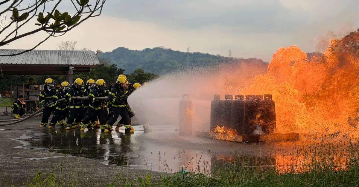 formez vos équipes à la sécurité incendie au travail : prévention des risques, utilisation des extincteurs et consignes d’évacuation.