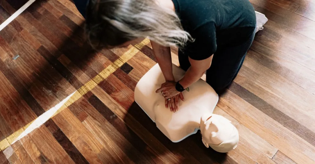 formez vos équipes aux premiers secours en milieu de travail : apprenez les gestes essentiels pour réagir efficacement en cas d’urgence.