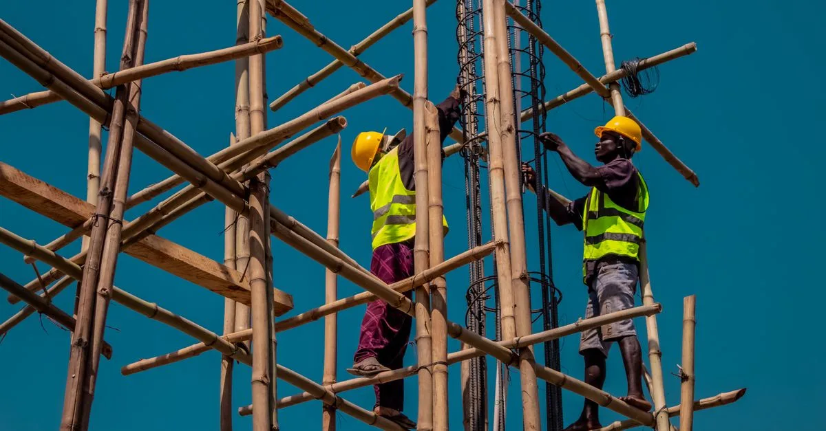 découvrez à quelle fréquence mettre à jour l’évaluation des risques professionnels et quels événements justifient une révision au travail.