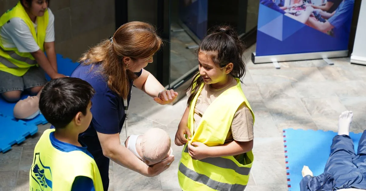 découvrez les exigences de formation aux premiers secours en milieu de travail, les compétences à acquérir et les bonnes pratiques pour protéger vos équipes.